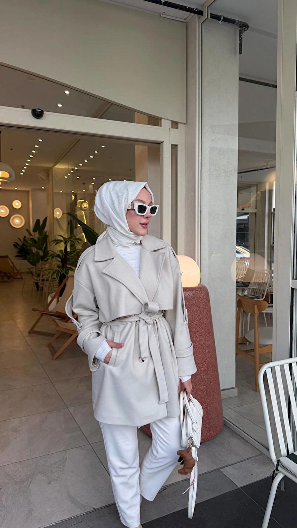 Kaşe kaban astarlı ve düğme detayı ile şık bir görüntü sağlıyor  