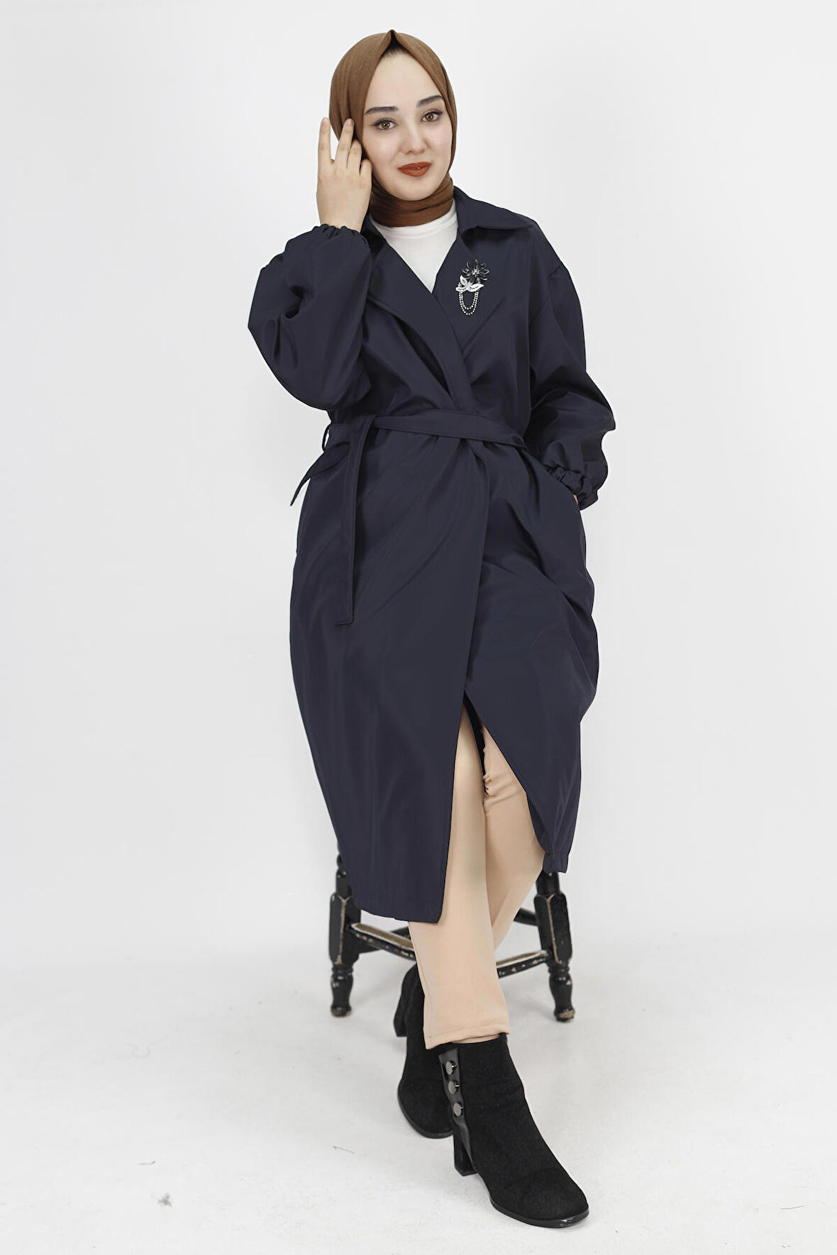 Bondit Kumaş Broş Detaylı Orta Boy Trençkot