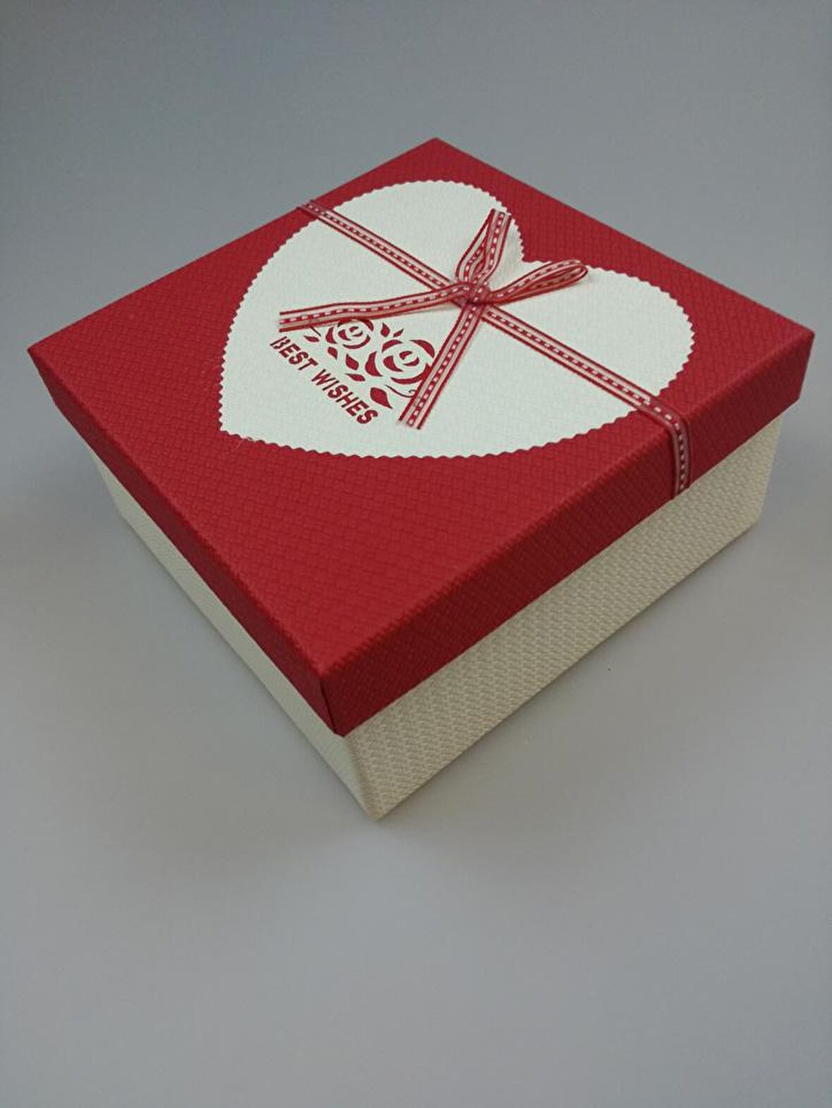 KUTU KIRMIZI KREM BEST WİSHES 17CM X 17CM X 8CM