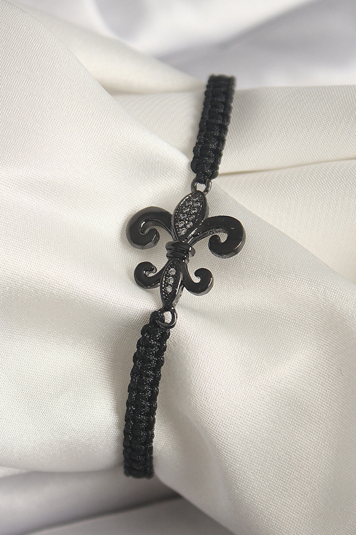 Pirinç Siyah Renk Zirkon Taş İşlemeli Zambak Figür Asansörlü Makrome Model Kadın Bileklik