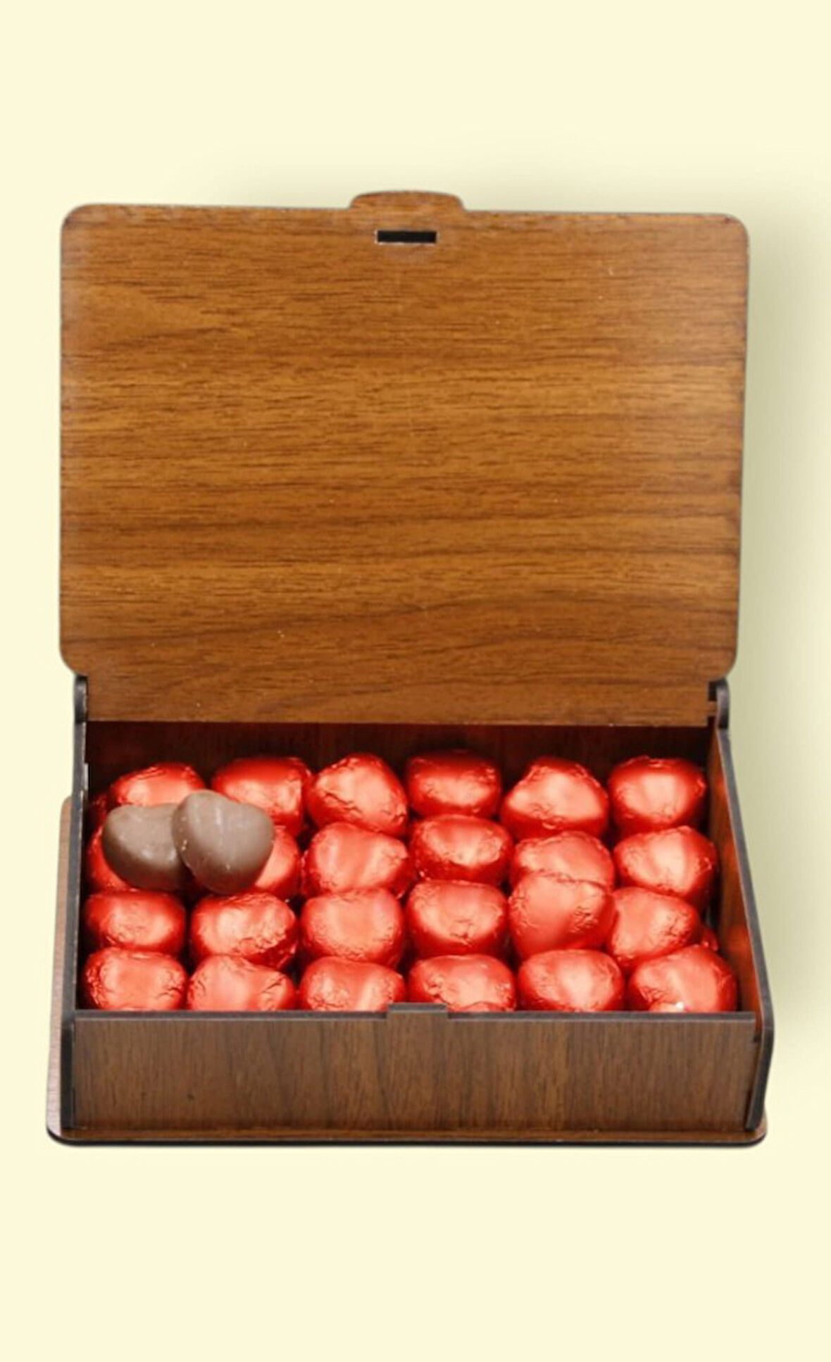 Ahşap Kutuda Hediyelik 50 Adet Kalp Çikolata – Özel Günler İçin Tatlı Sürpriz Hediyelik