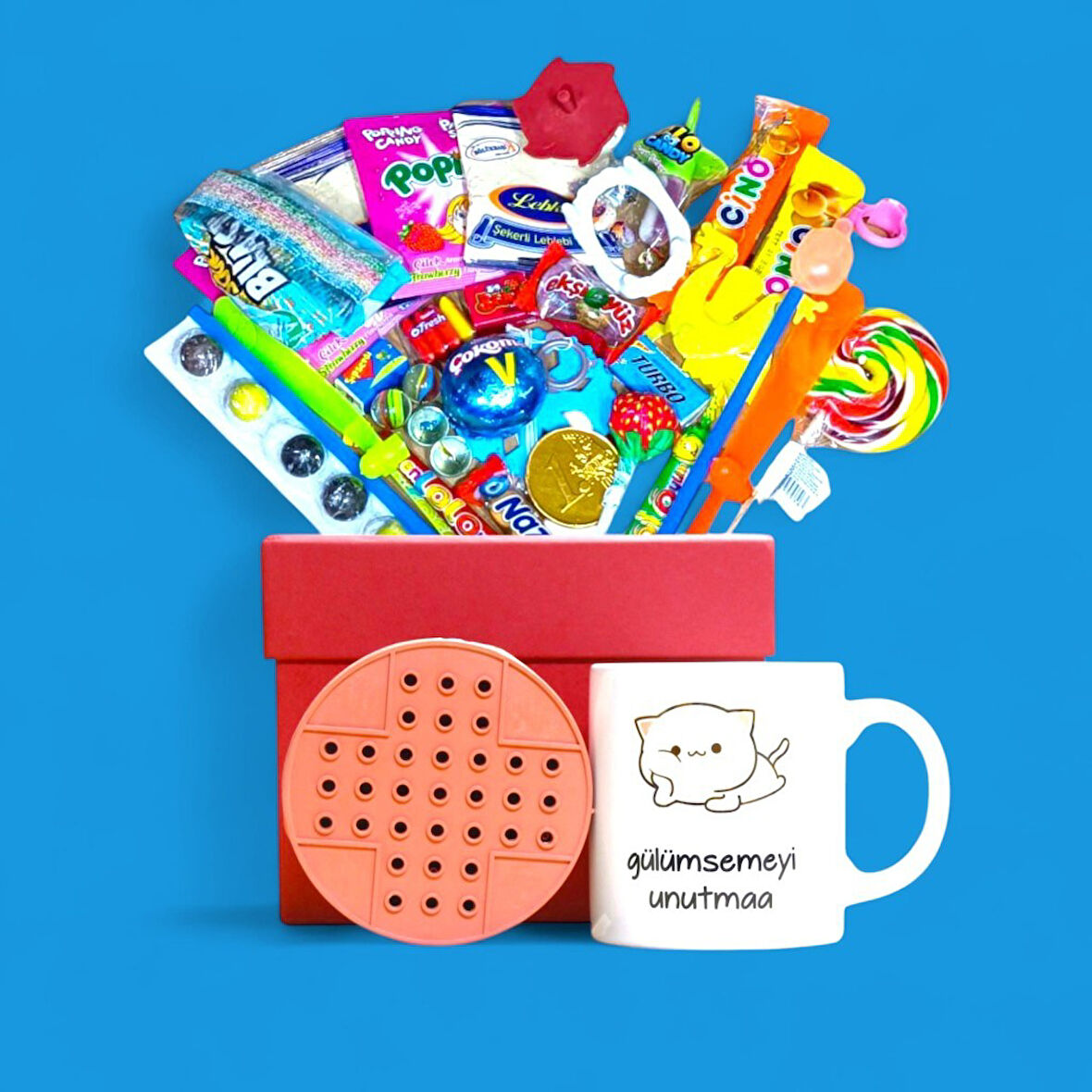 Zamana Direnen Hediyeler! Nostalji Temalı Kırmızı Hediye Kutusu ve Gülümsemeyi Unutma Baskılı Kupa Bardak