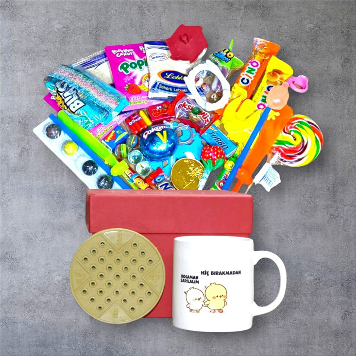 Anılarla Dolu Kırmızı Hediye Kutusu ve Hiç Bırakmadan Kocaman Sarılalım Yazılı Kupa Bardak