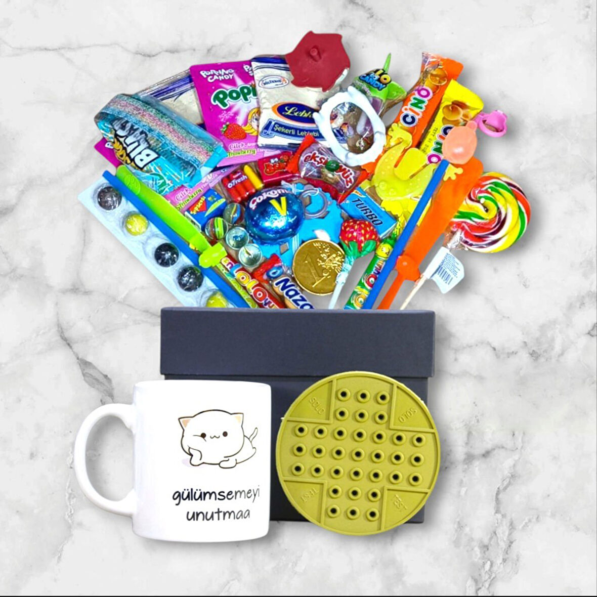 Geçmişe Açılan Siyah Hediye Kutusu ve Gülümsemeyi Unutma Baskılı Kupa Bardak