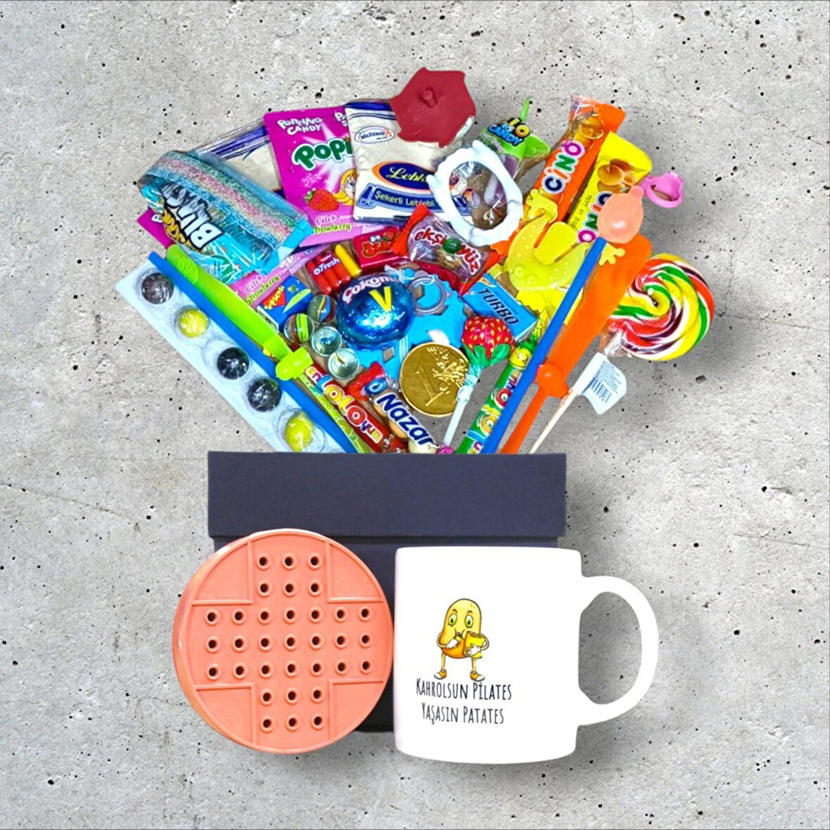 Nostaljik İçerikli Siyah Hediye Kutusu ve Kahrolsun Pilates Yaşasın Patates Yazılı Kupa Bardak