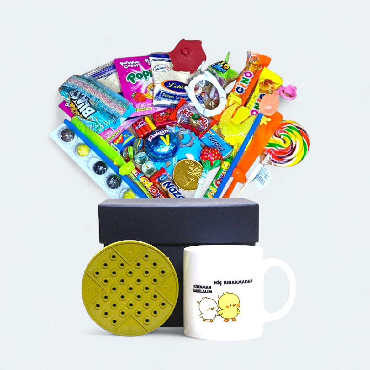 Zamana Dokunan Siyah Hediye Kutusu ve Hiç Bırakmadan Kocaman Sarılalım Yazılı Kupa Bardak