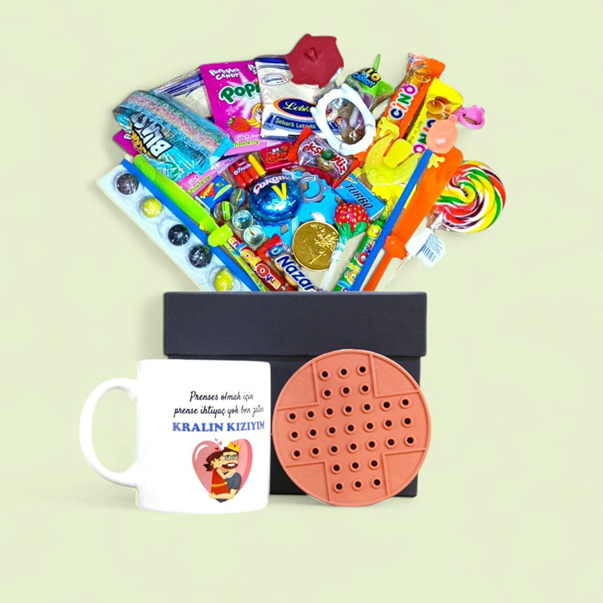 Nostalji Dolu Siyah Hediye Kutusu ve Ben Zaten Kralın Kızıyım Baskılı Kupa Bardak