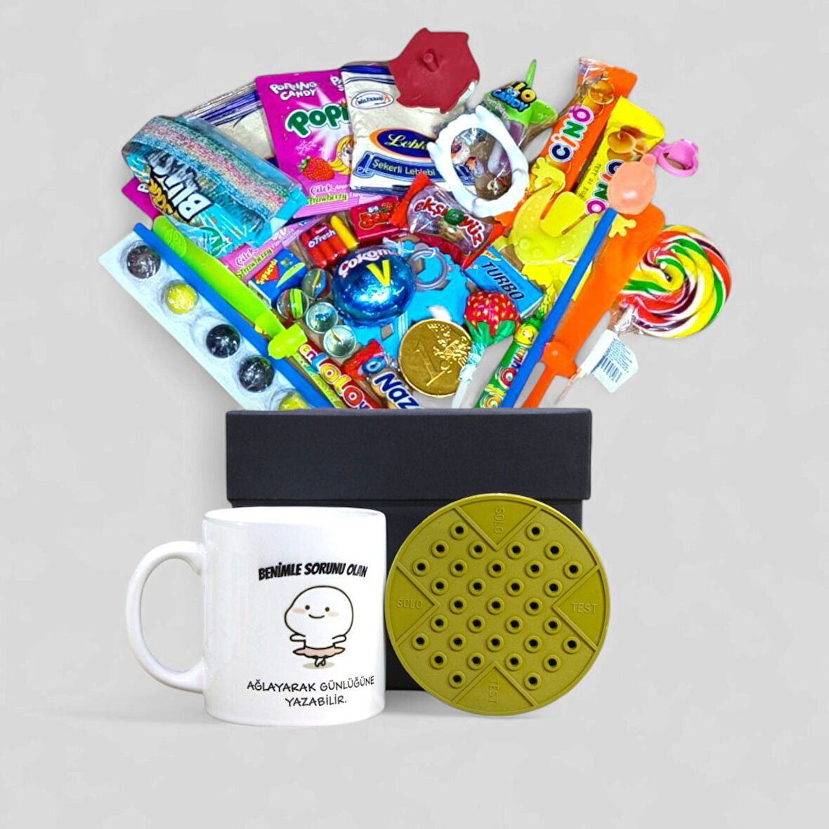 Retro Lezzetler ve Sürprizlerle Dolu Siyah Hediye Kutusu ve Benimle Sorunu Olan Ağlayarak Günlüğüne Yazabilir Yazılı Kupa Bardak