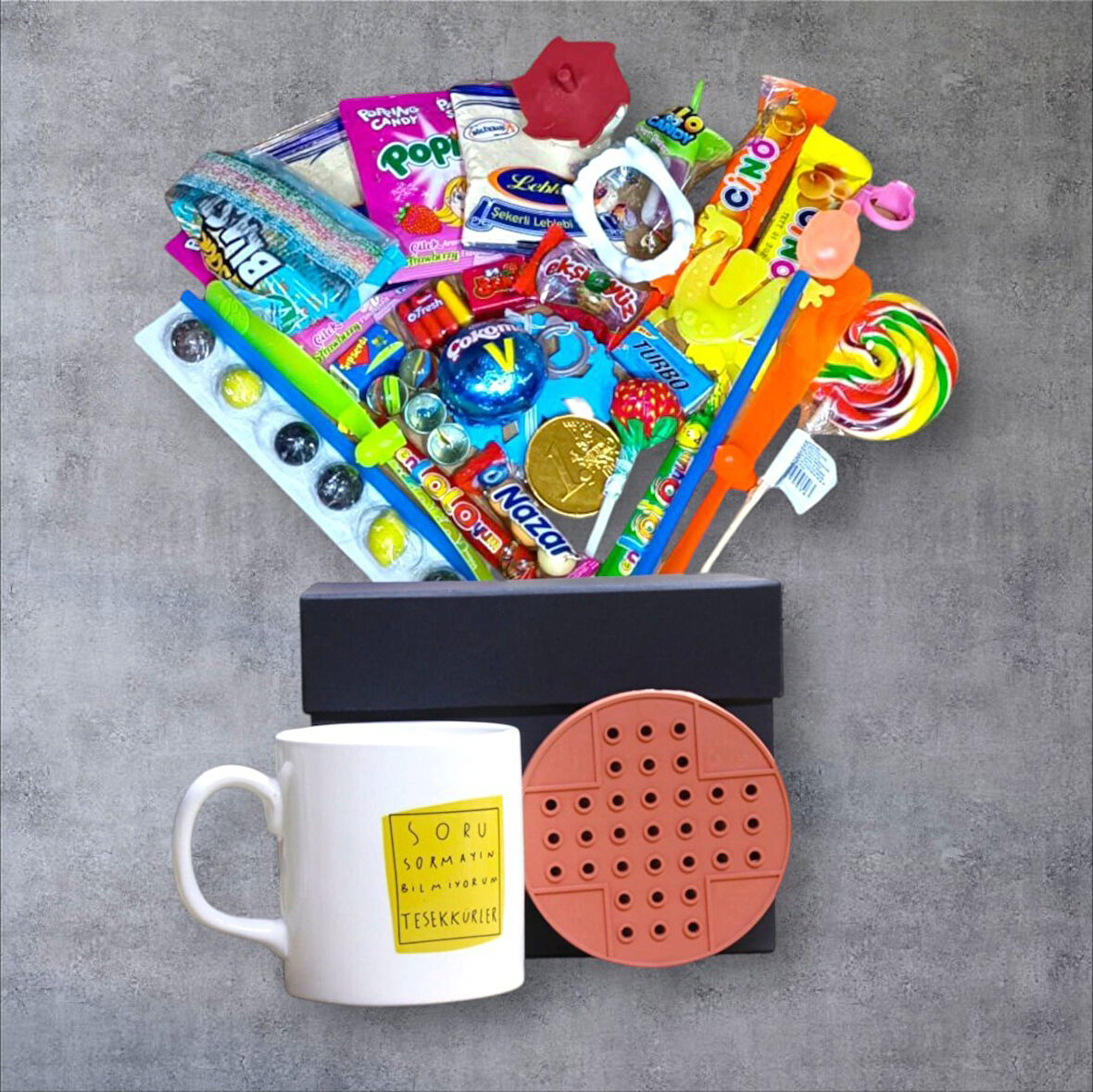 Geçmişin İzlerini Taşıyan İçerikli Siyah Hediye Kutusu ve Soru Sormayın Bilmiyorum Yazılı Kupa Bardak