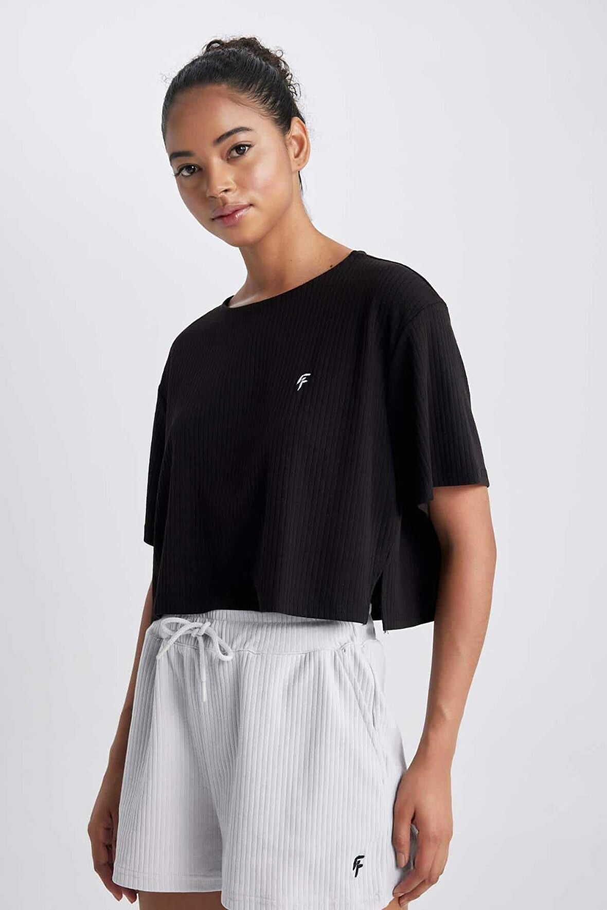DeFactoFit Cropped Fit Bisiklet Yaka Sporcu Ribana Kısa Kollu Tişört A9916AX23HSBK81