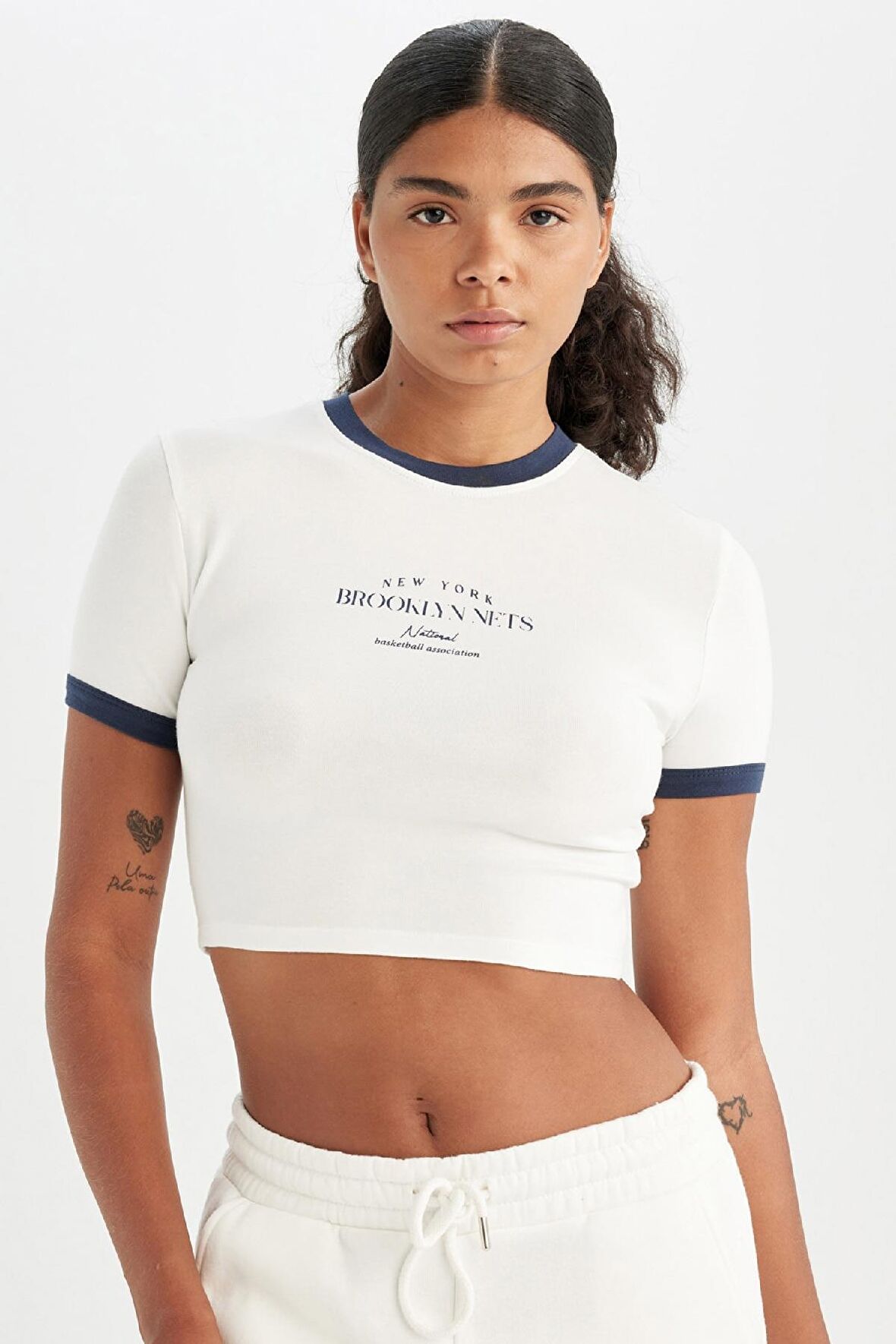 DeFactoFit NBA Brooklyn Nets Cropped Fit Bisiklet Yaka Kısa Kollu Tişört C8102AX24AUER105