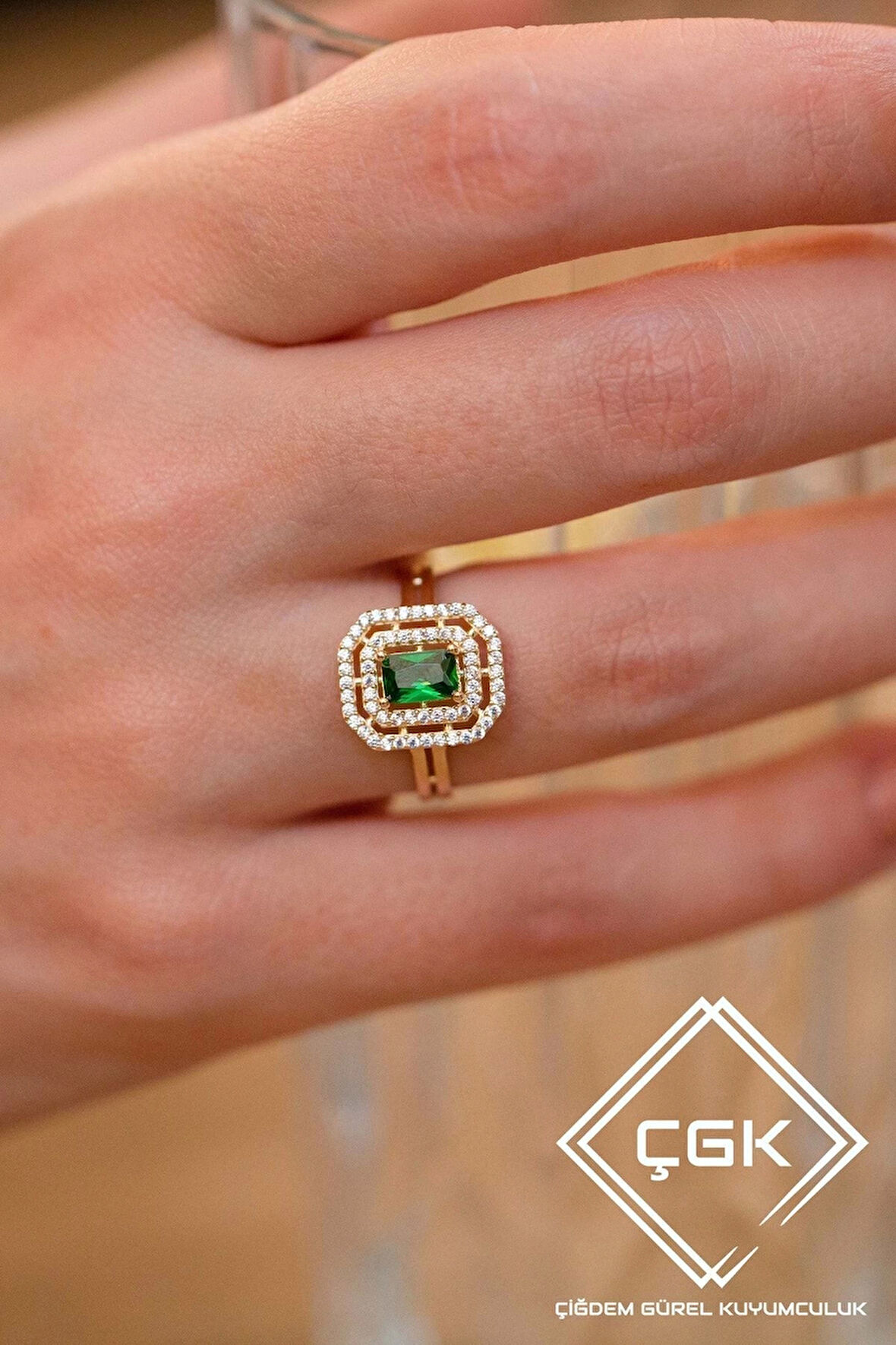 14 Ayar Yeşil Baget Tektaş Altın Yüzük