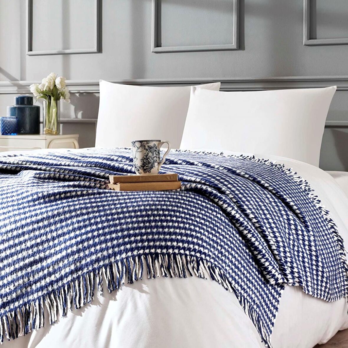 Linens Luster Throw Lacivert