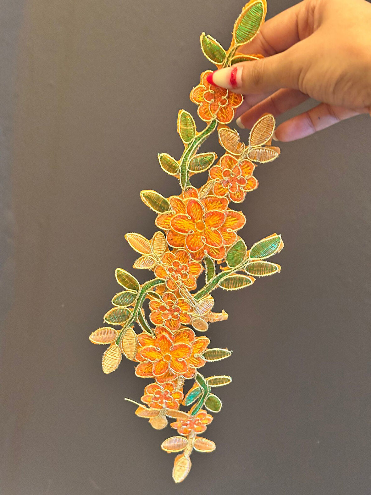 ÜTÜ İLE YAPIŞAN VARAKLI SARMAŞIK ÇİÇEKLİ ARMA DİKİŞ APLİKE 38X12 CM