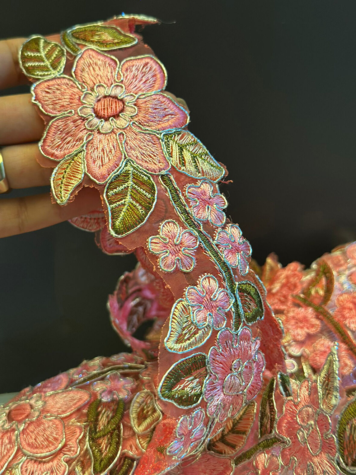 EN 5 CM VARAKLI ÇİÇEKLİ KESİLEBİLEN ŞERİT DİKİŞ APLİKE 1 METRE