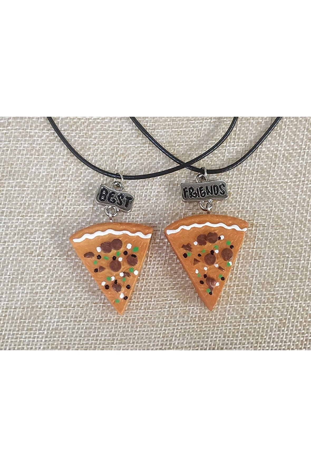 Şeyma Subaşı, Herkesi Mutlu Edemezsiz Çünkü Pizza Değilsin, Pizza Kolye