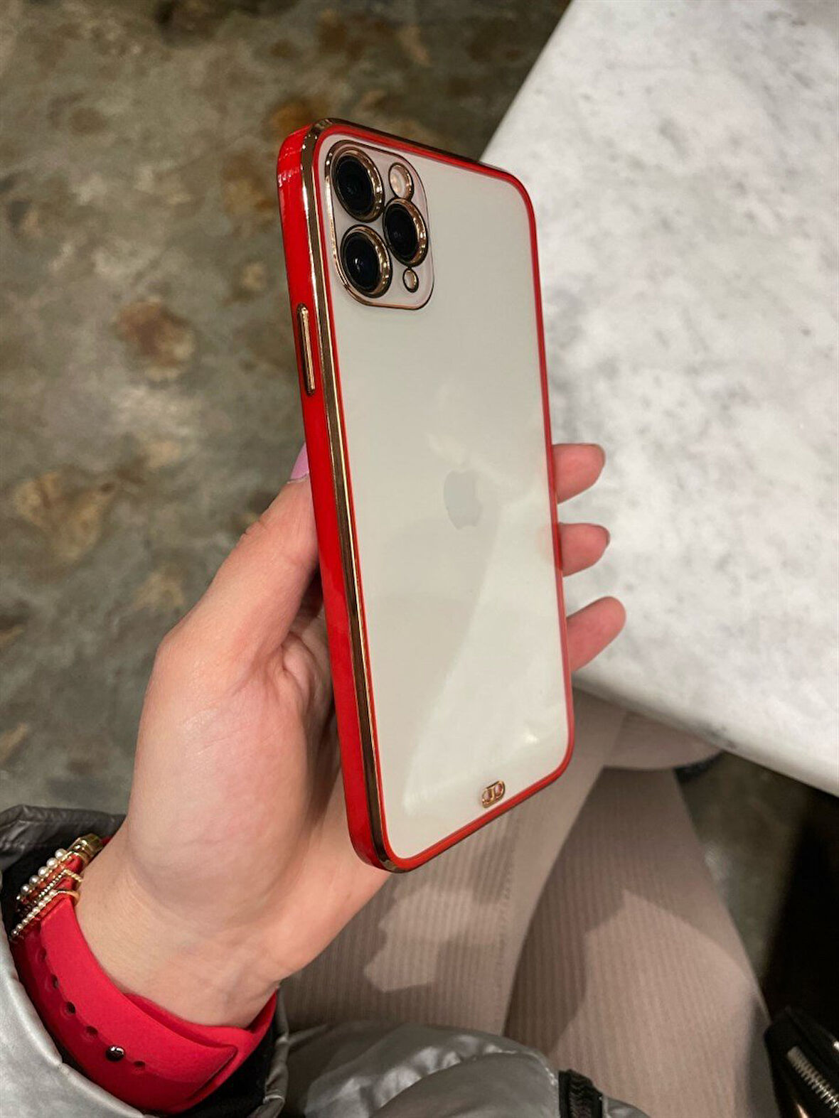 İPHONE 13 PRO MAX UYUMLU VOİT CLEAR YUMUŞAK ARKA ŞEFFAF KILIF KENARLAR KIRMIZI GOLD