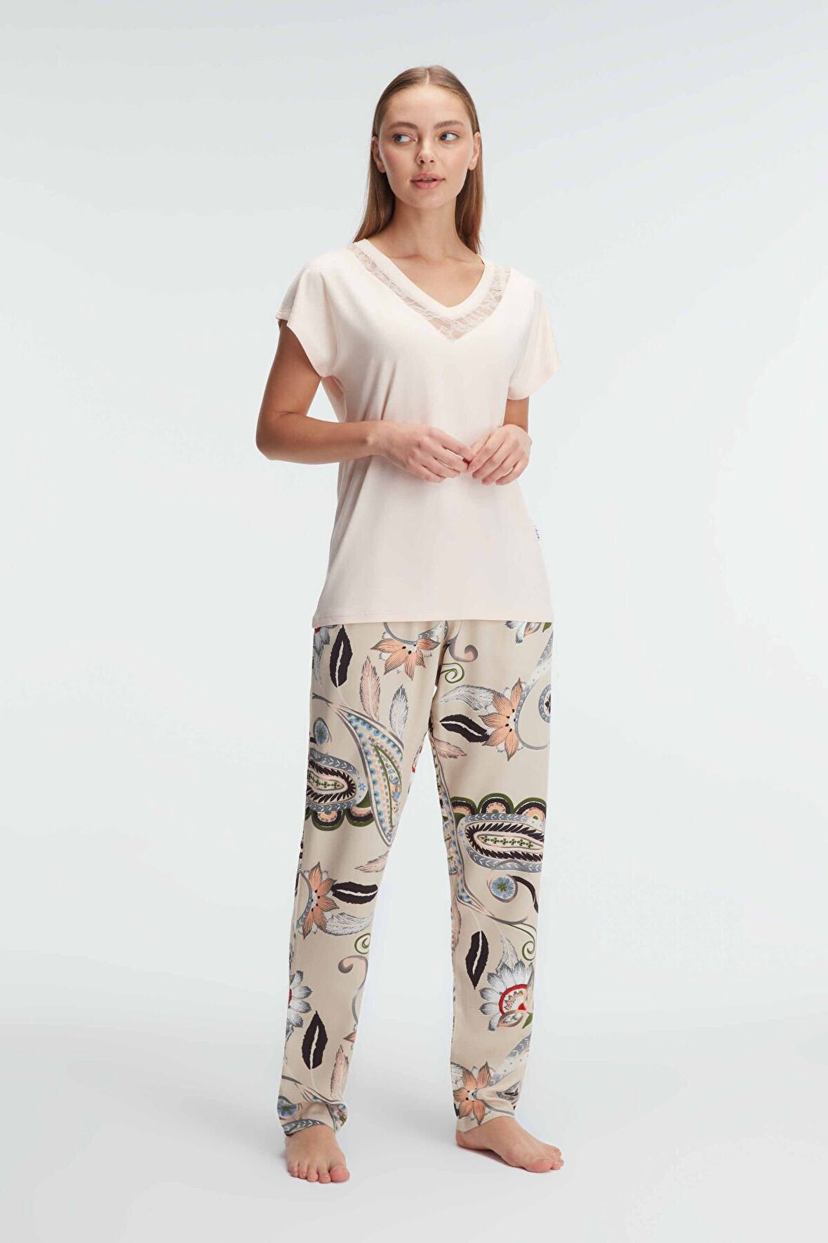 Kadın Kısa Kol V Yaka Viskon Çiçek Desenli Yazlık Örme Dantel Detaylı Pijama Takımı