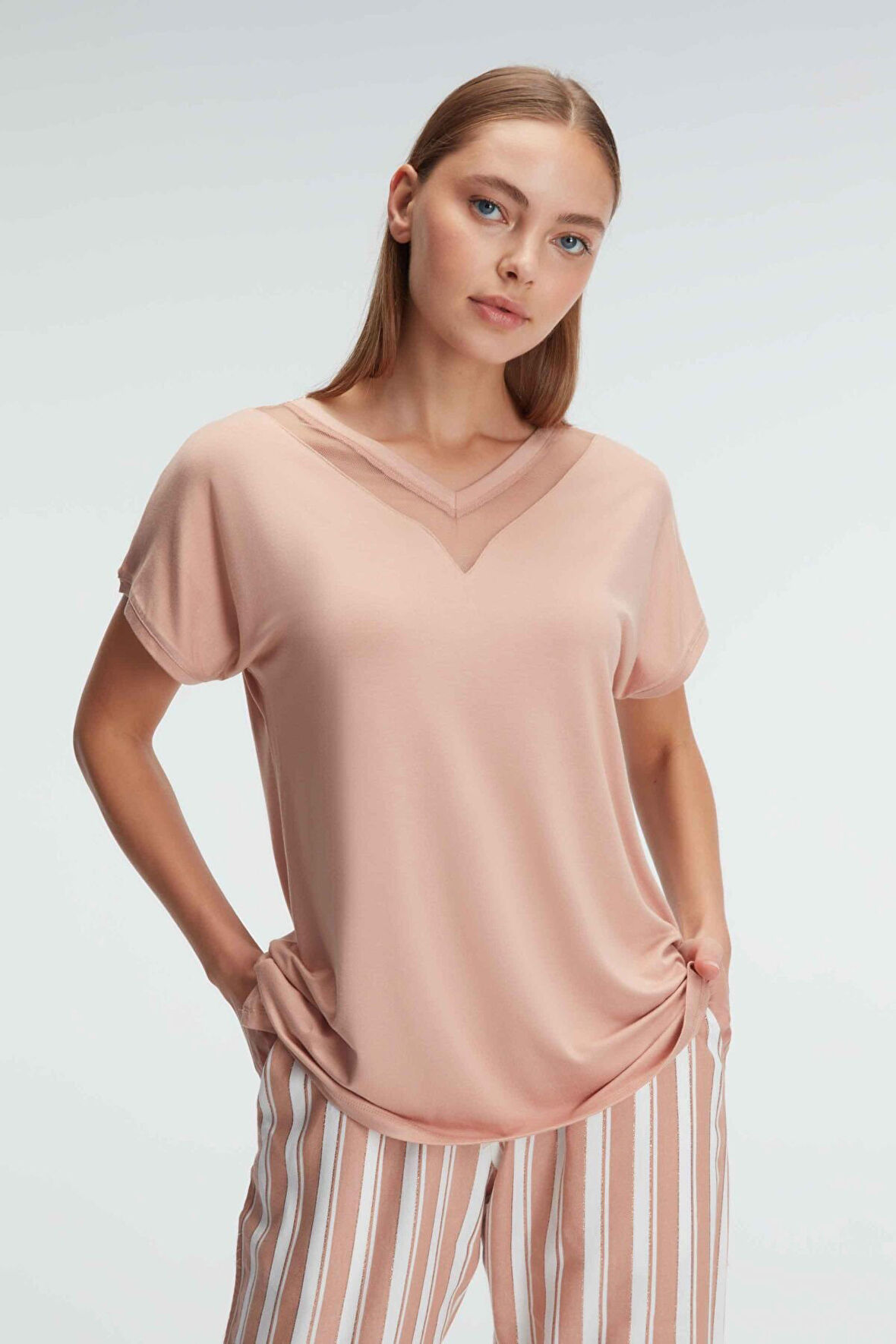 Kadın Kısa Kol V Yaka Kadın Viskon Çizgili Yazlık Dokuma Transparan Tül Detaylı Pijama Takımı