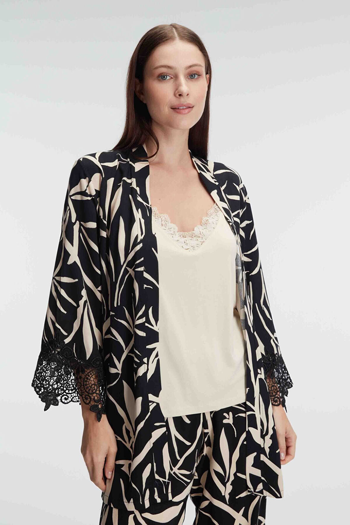 Kadın İp Askılı V Yaka Viskon Tropikal Yazlık Örme Dantel Detaylı Pijama Takımı Sabahlık