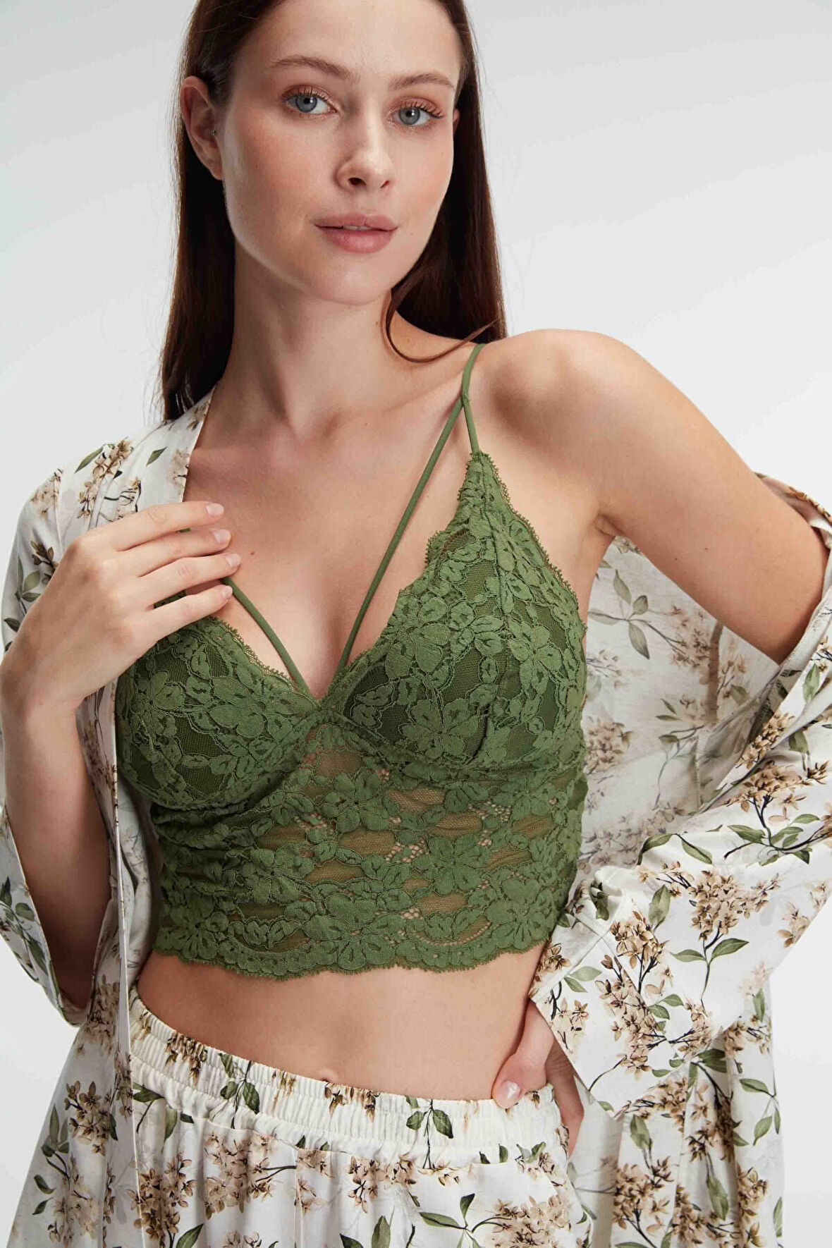 Kadın İp Askılı V Yaka Çiçek Desenli Yazlık Dokuma Dantel Detaylı Pijama Takımı Sabahlık