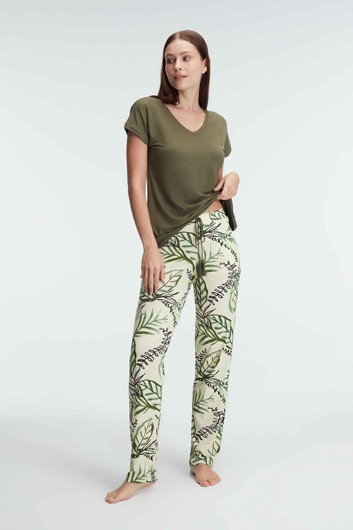 Kadın Kısa Kol V Yaka Viskon Çiçek Desenli Yazlık Örme Dantel Detaylı Pijama Takımı