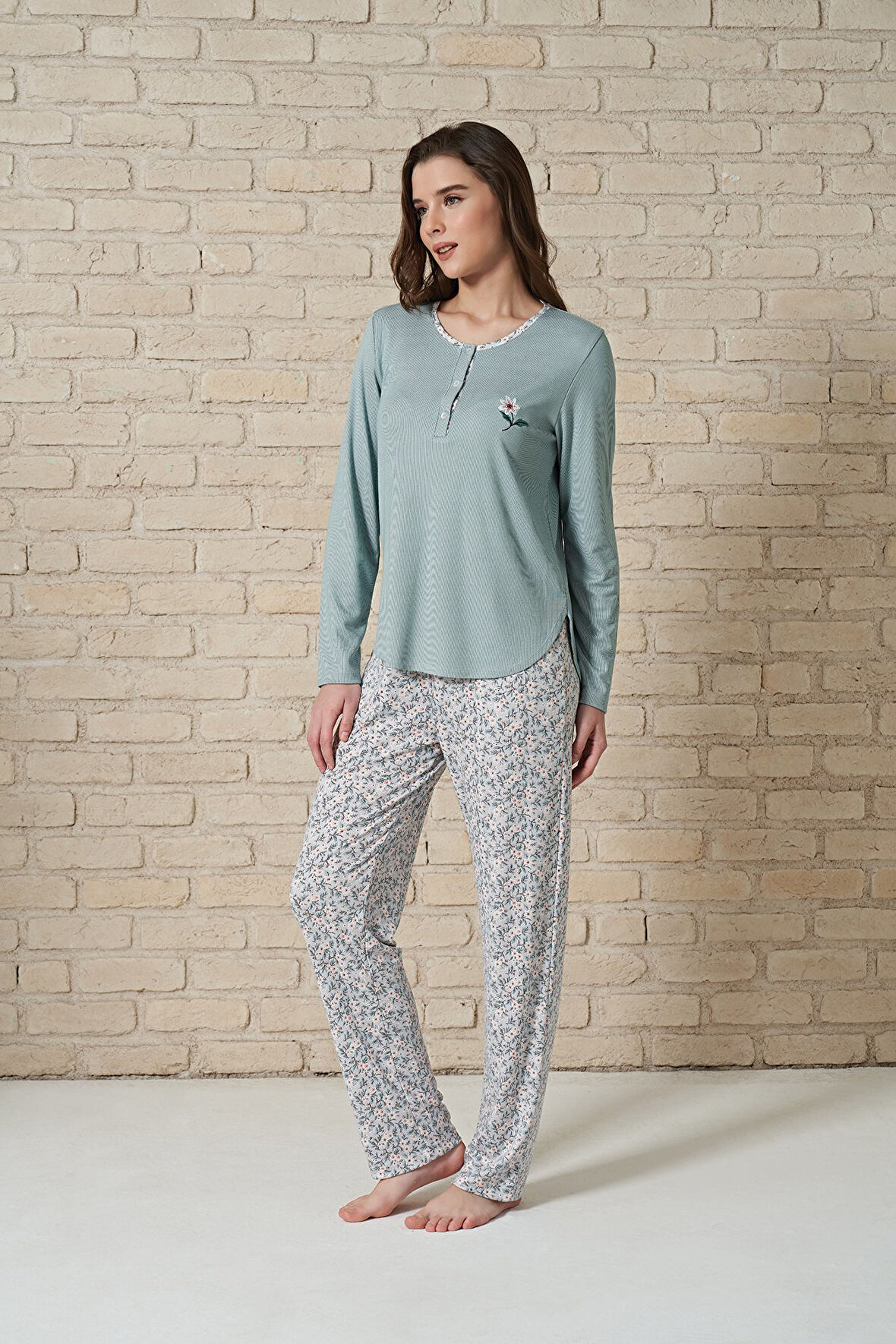 Kadın  Düğme Yaka Detaylı Papatya İşlemeli Alt Kısmı Papatya Desenli Uzun Kollu Pijama Takımı