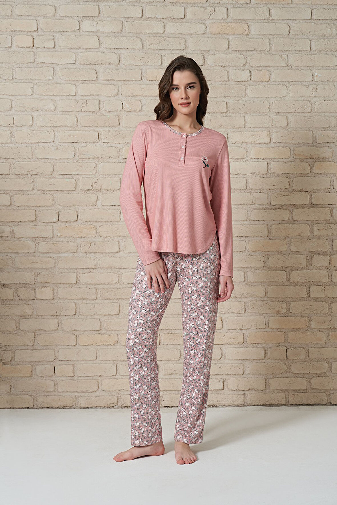 Kadın  Düğme Yaka Detaylı Papatya İşlemeli Alt Kısmı Papatya Desenli Uzun Kollu Pijama Takımı