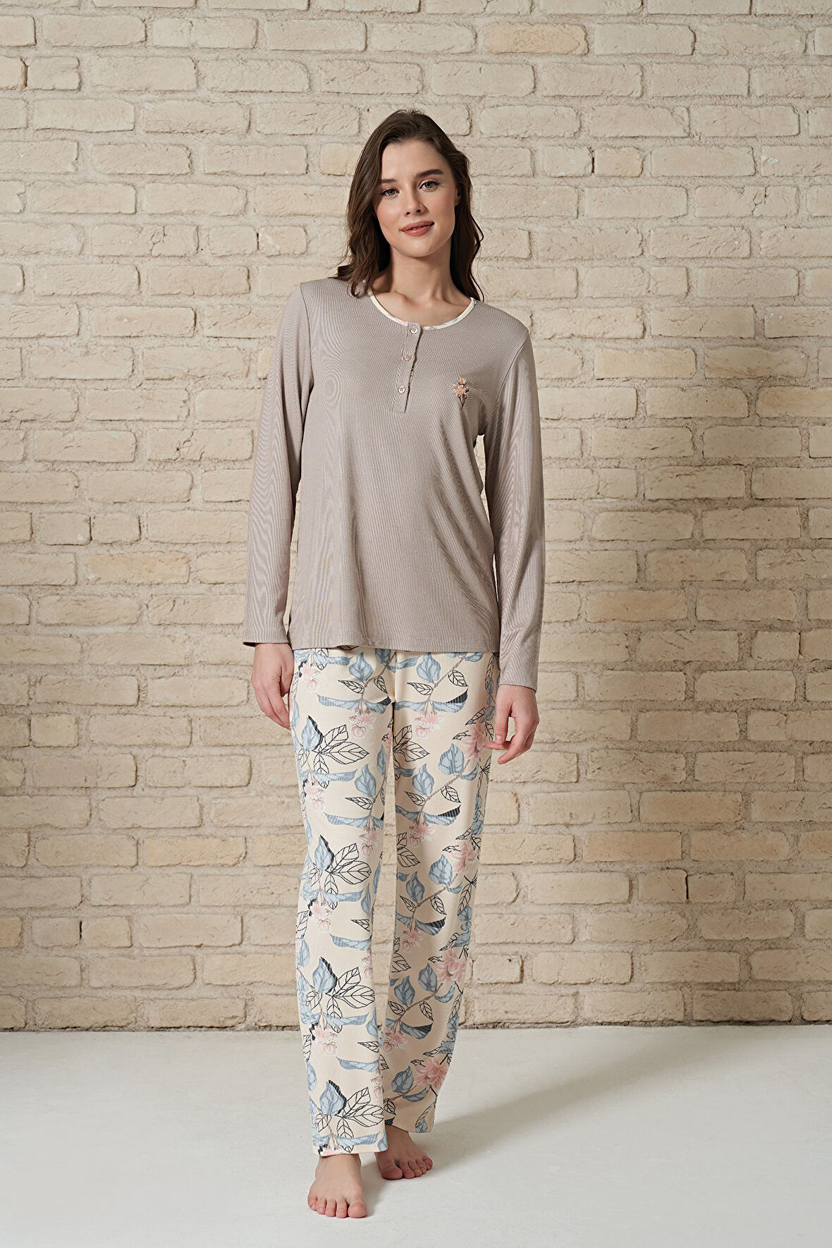 Kadın Düğme Detaylı Çiçek İşlemeli Alt Kısmı Çiçek Desenli Uzun Kollu Pijama Takımı