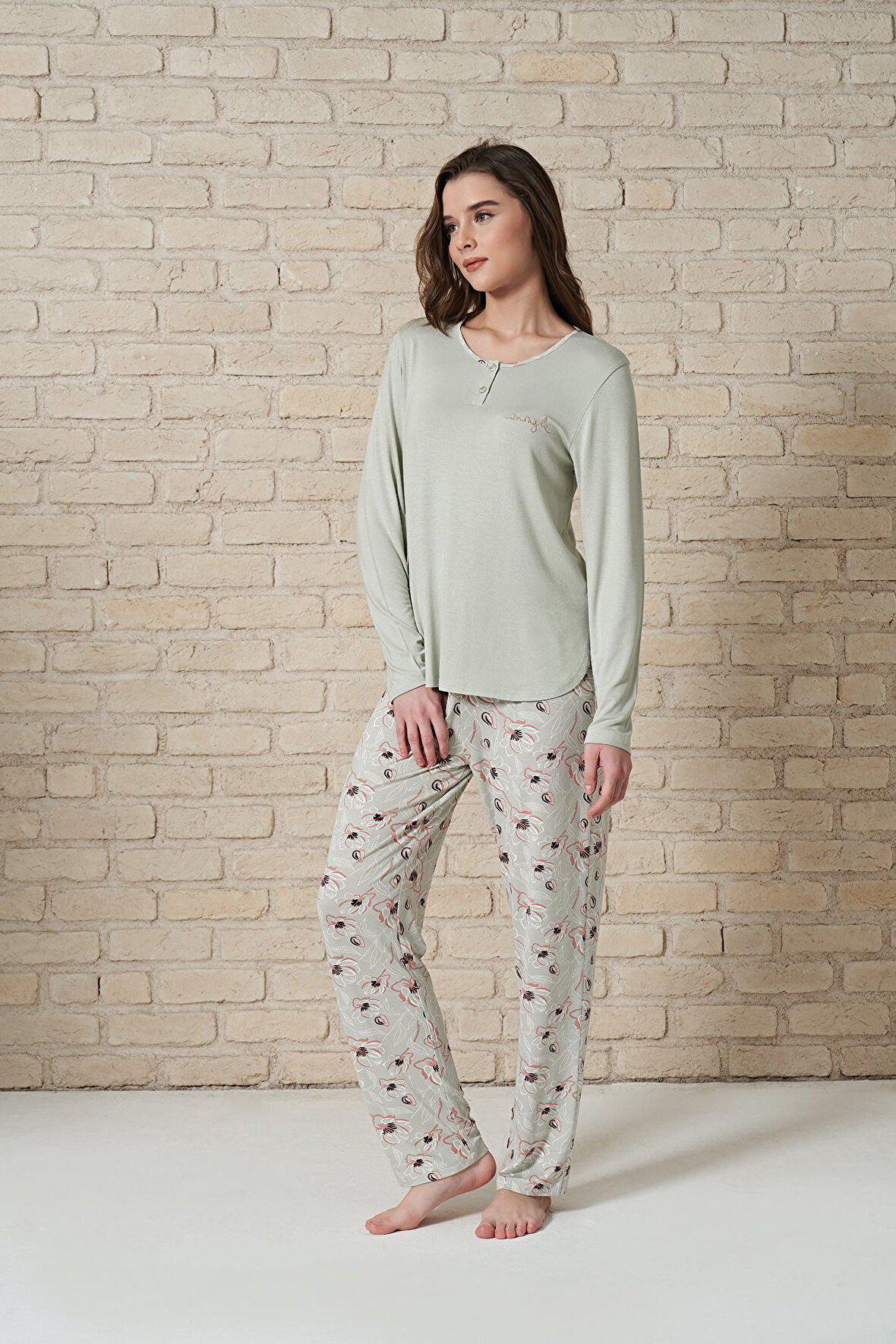 Kadın Düğme Detaylı  Alt Kısmı Çiçek Desenli Uzun Kollu Pijama Takımı