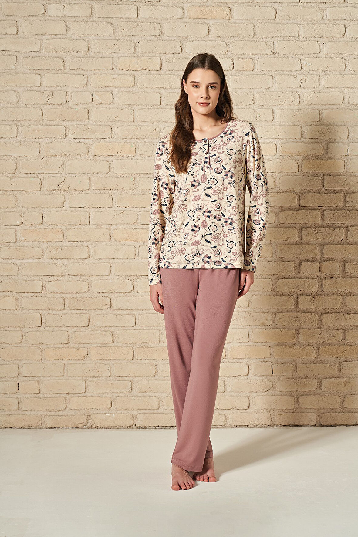 Kadın Düğme Detaylı Üst Kısmı Çiçek Desenli Uzun Kollu Pijama Takımı