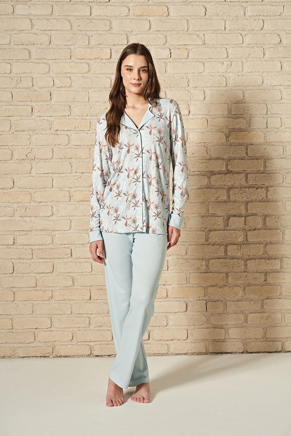 Kadın Önden Düğmeli Üst Kısmı Çiçek Desenli Uzun Kollu Pijama Takımı