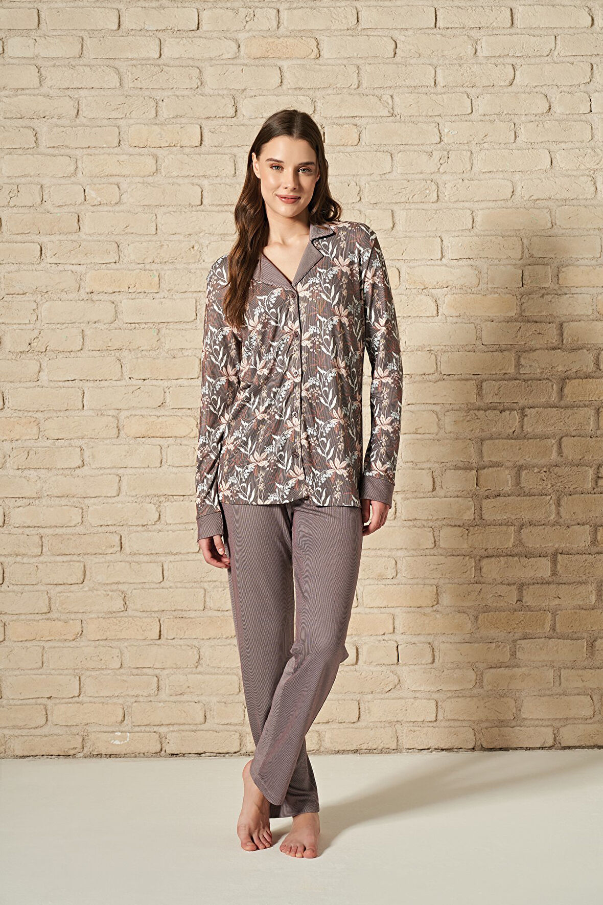 Kadın Önden Düğmeli Üst Kısmı Çiçek Desenli Uzun Kollu Pijama Takımı