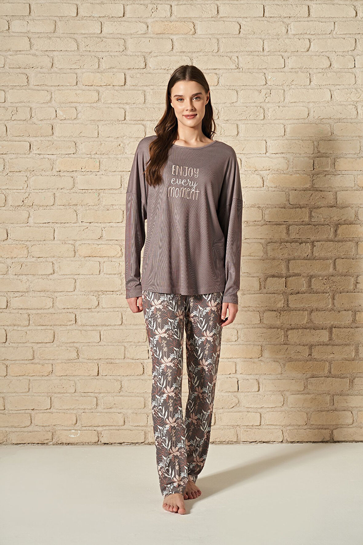 Kadın Yazı Detaylı Alt Kısmı Çiçek Desenli Uzun Kollu Pijama Takımı