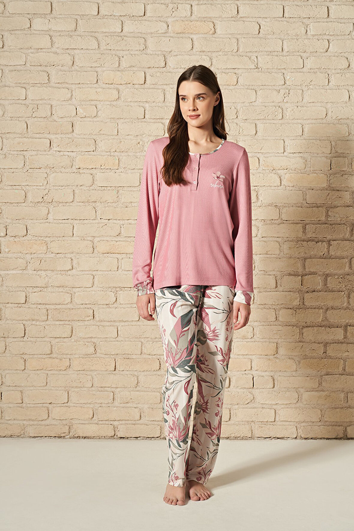 Kadın Düğme Detaylı Üst Kısmı Çiçek İşlemeli Alt  Kısmı Yaprak Desenli Uzun Kollu Pijama Takımı