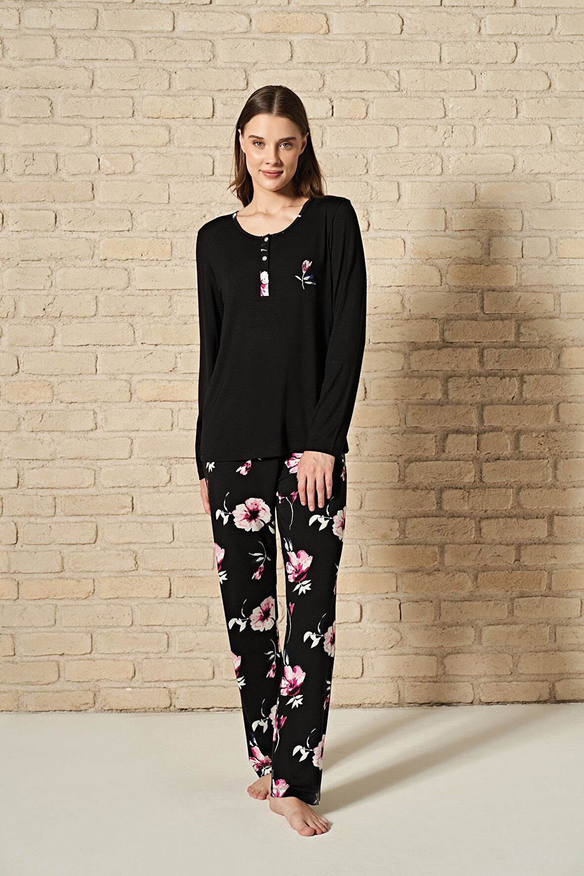 Kadın Düğme Detaylı Alt Kısmı Çiçek Desenli Uzun Kollu Pijama Takımı