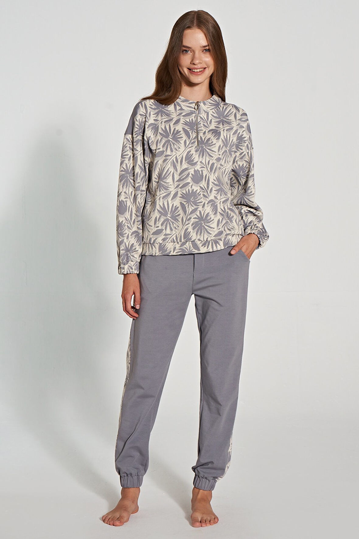 Kadın Desenli Yaka Kısmı Fermuar Detaylı Pijama Takımı