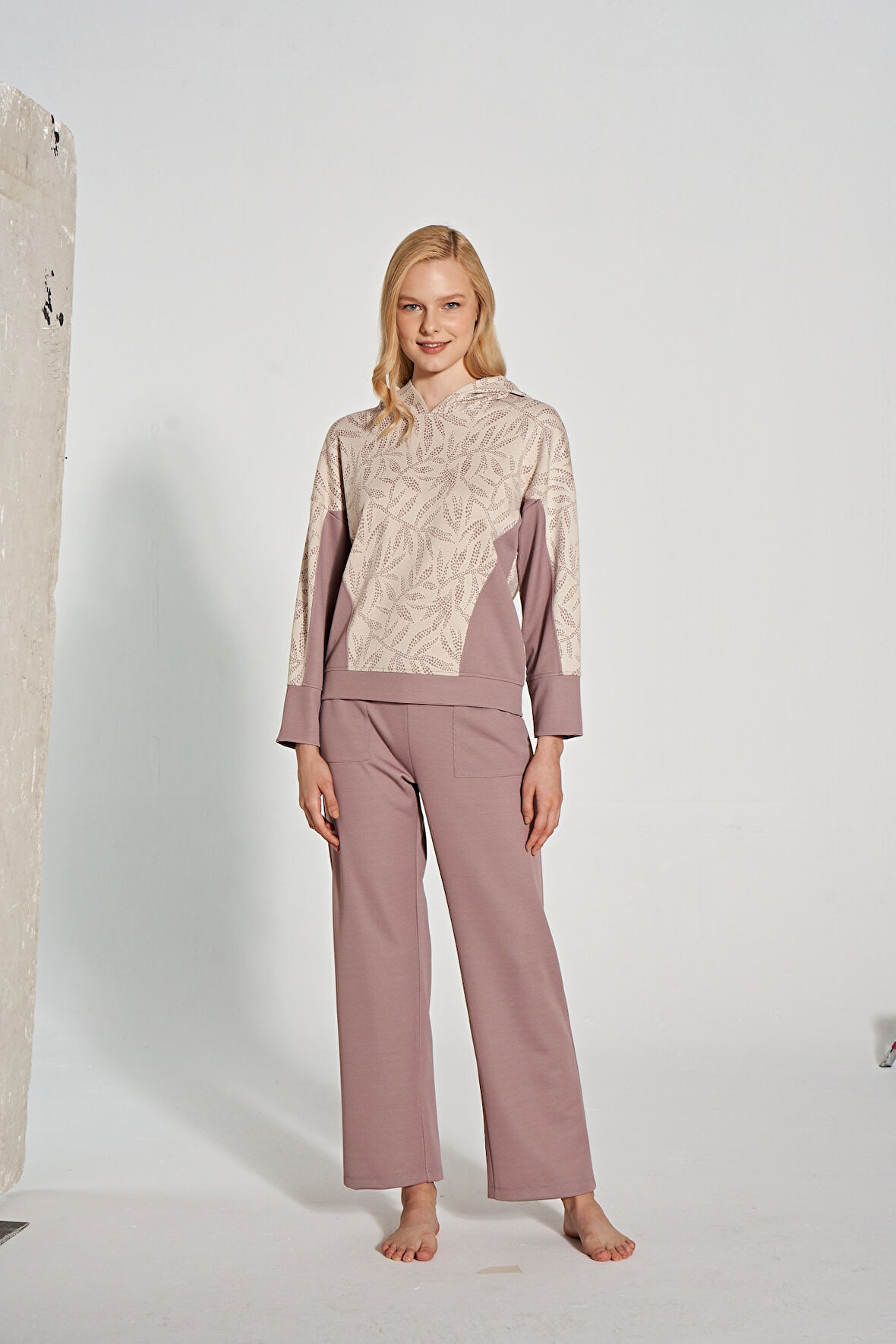 Kadın Yaprak Desenli Kapşonlu Pijama Takımı