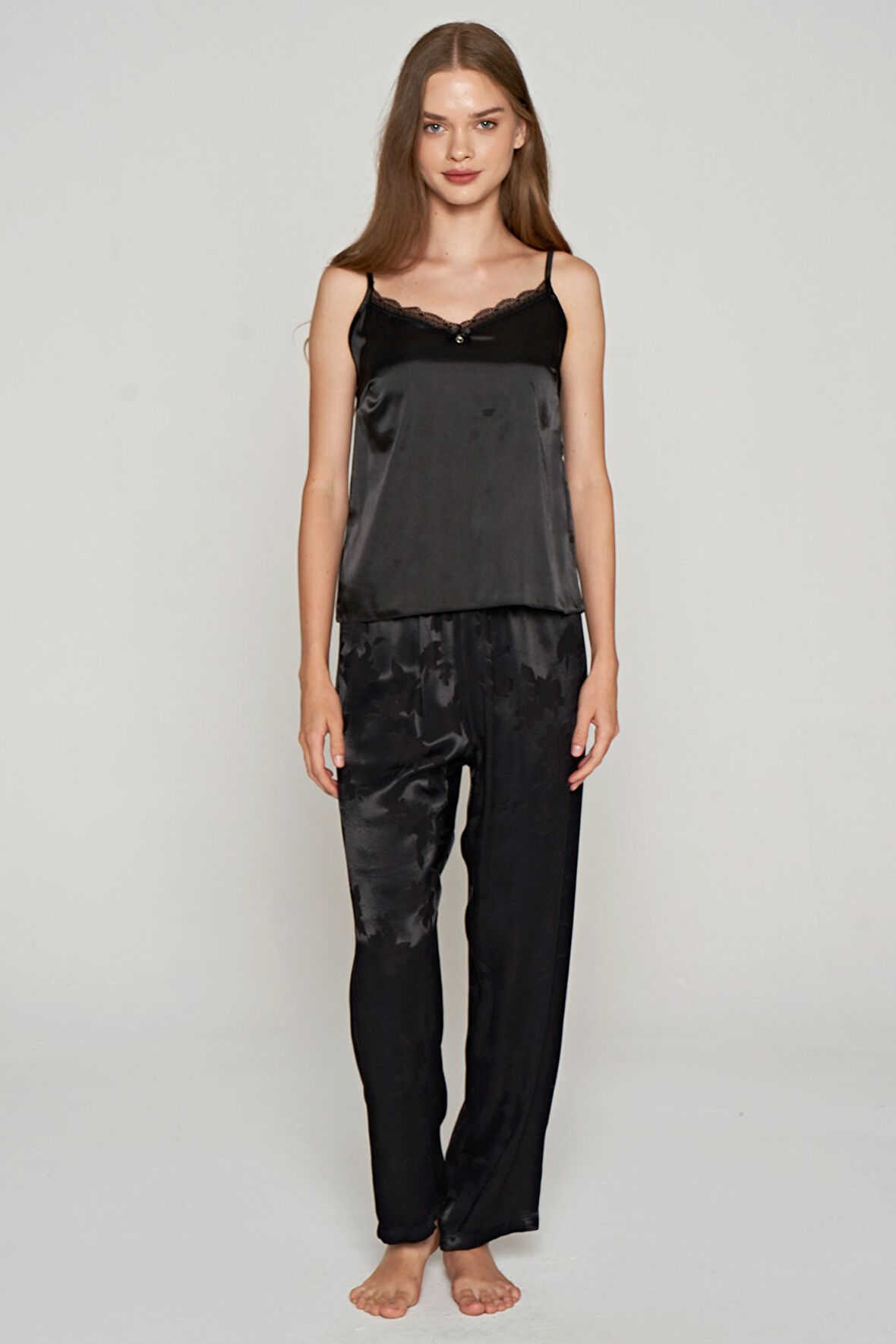 Kadın Siyah İnce Askılı Dantel İşlemeli Saten Pijama Takımı