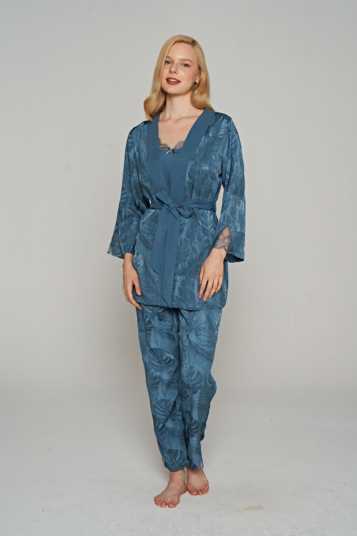 Kadın İnce Askılı Dantel İşlemeli 3'lü Sabahlıklı Pijama Takımı