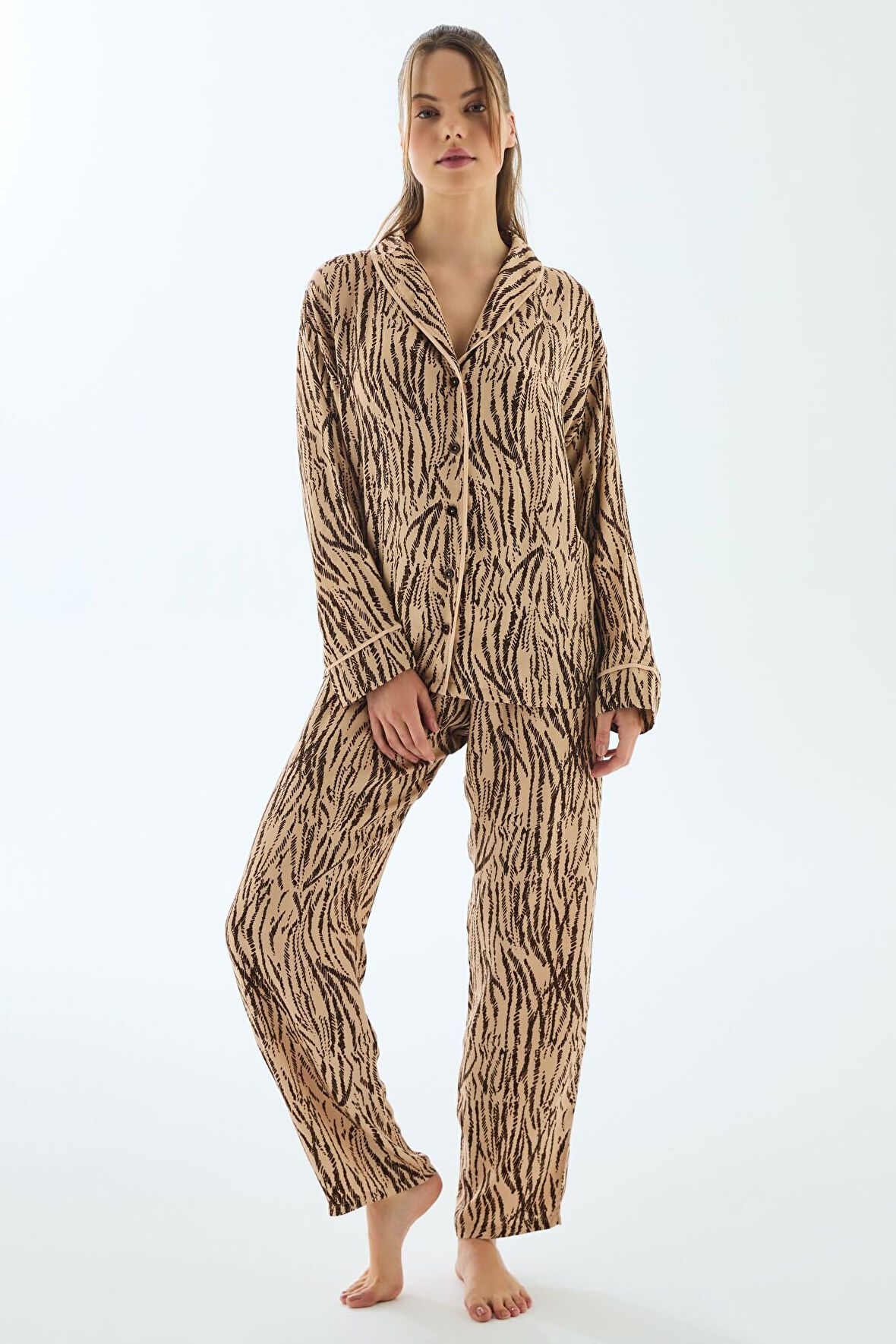 Kadın Kahverengi Uzun Kollu Leopar Desenli Önden Düğmeli Yaka Detaylı Pijama Takımı