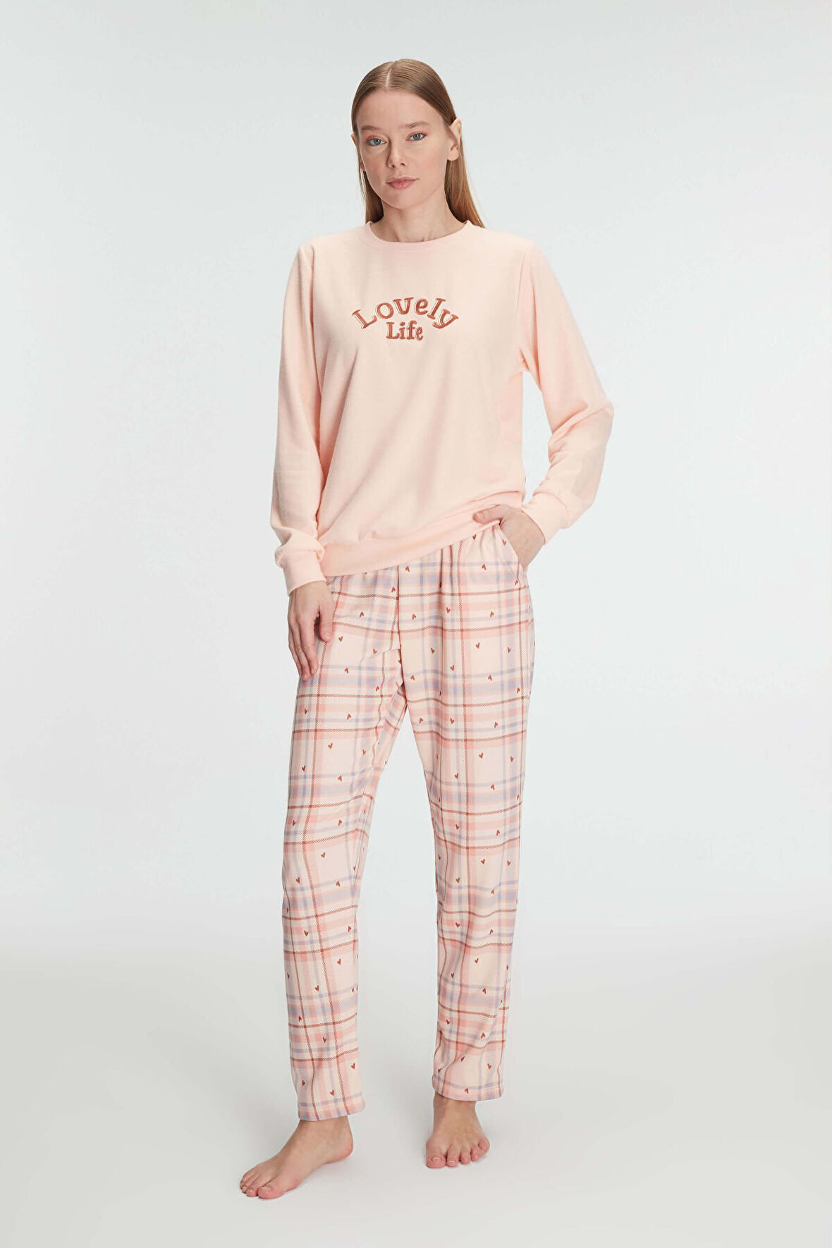 Kadın Somon Uzun Kollu Yazı Detaylı Alt Kısmı Kalpli Ekose Desenli Pijama Takımı