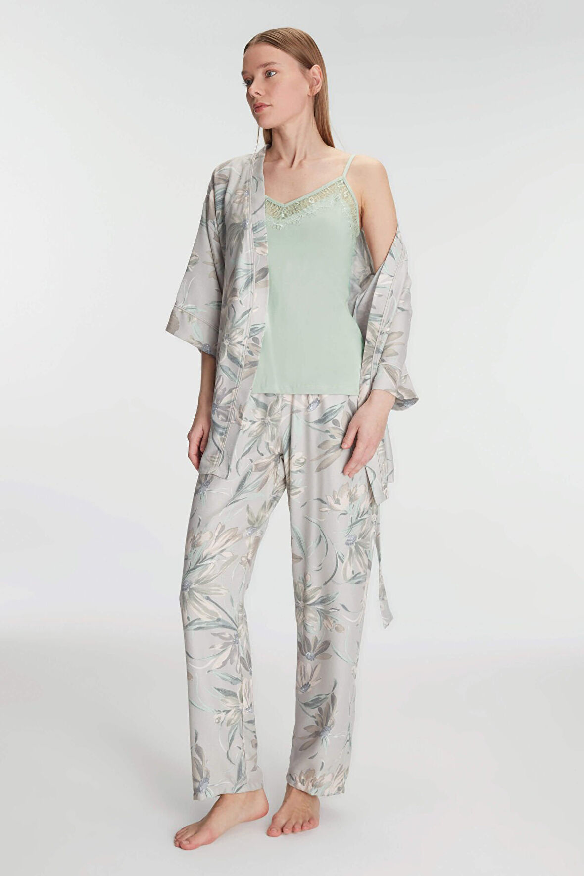 Kadın Mint İnce Askılı Dantel İşlemeli Yaprak Desenli Sabahlıklı Pijama Takımı