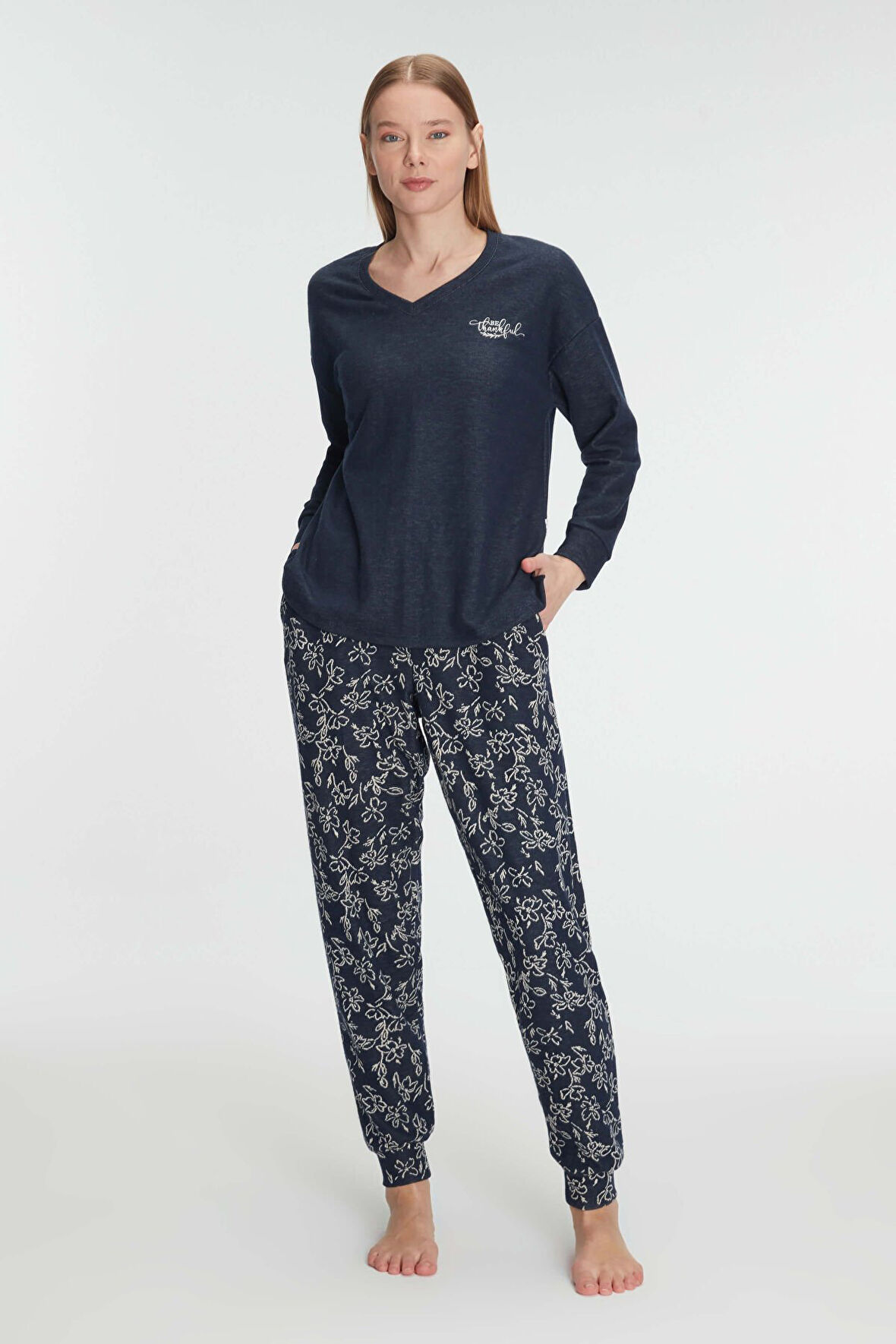 Kadın Lacivert Uzun Kollu Alt Kısmı Çiçek Desenli Paça Kısmı Lastik Detaylı Pijama Takımı