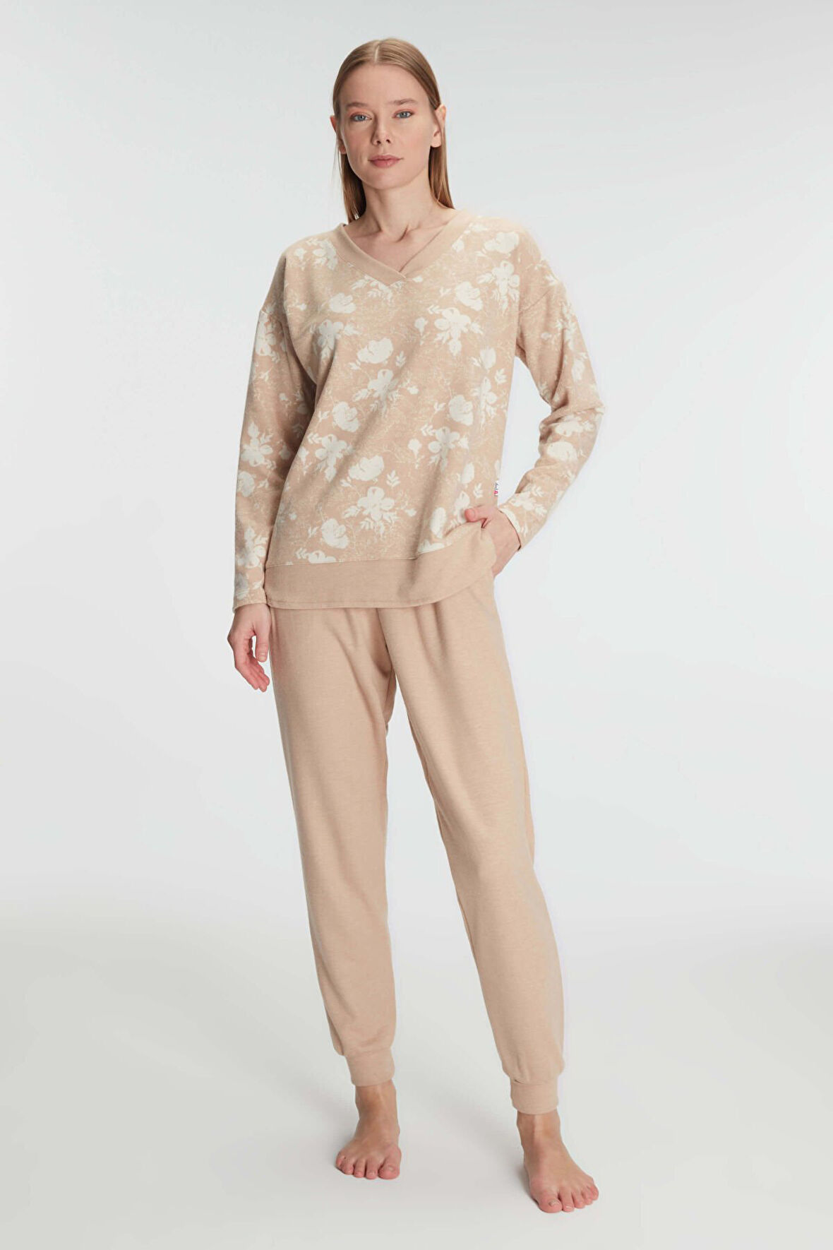 Kadın Açık Kahve Uzun Kollu Çiçek Desenli Paça Kısmı Lastik Detaylı Pamuklu  Pijama Takımı