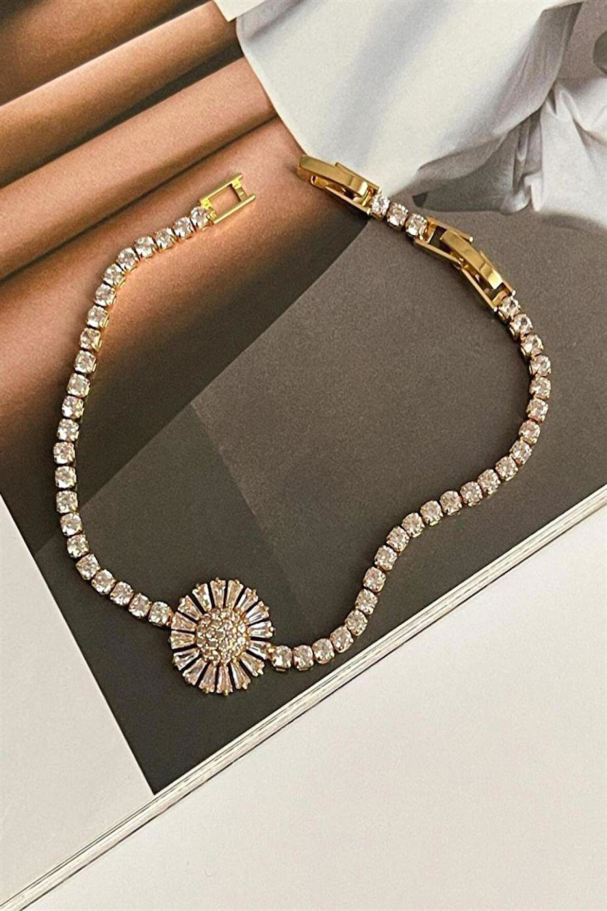 Çelik Gold Baget Taşlı Çiçekli Su Yolu Bileklik (19 Cm)