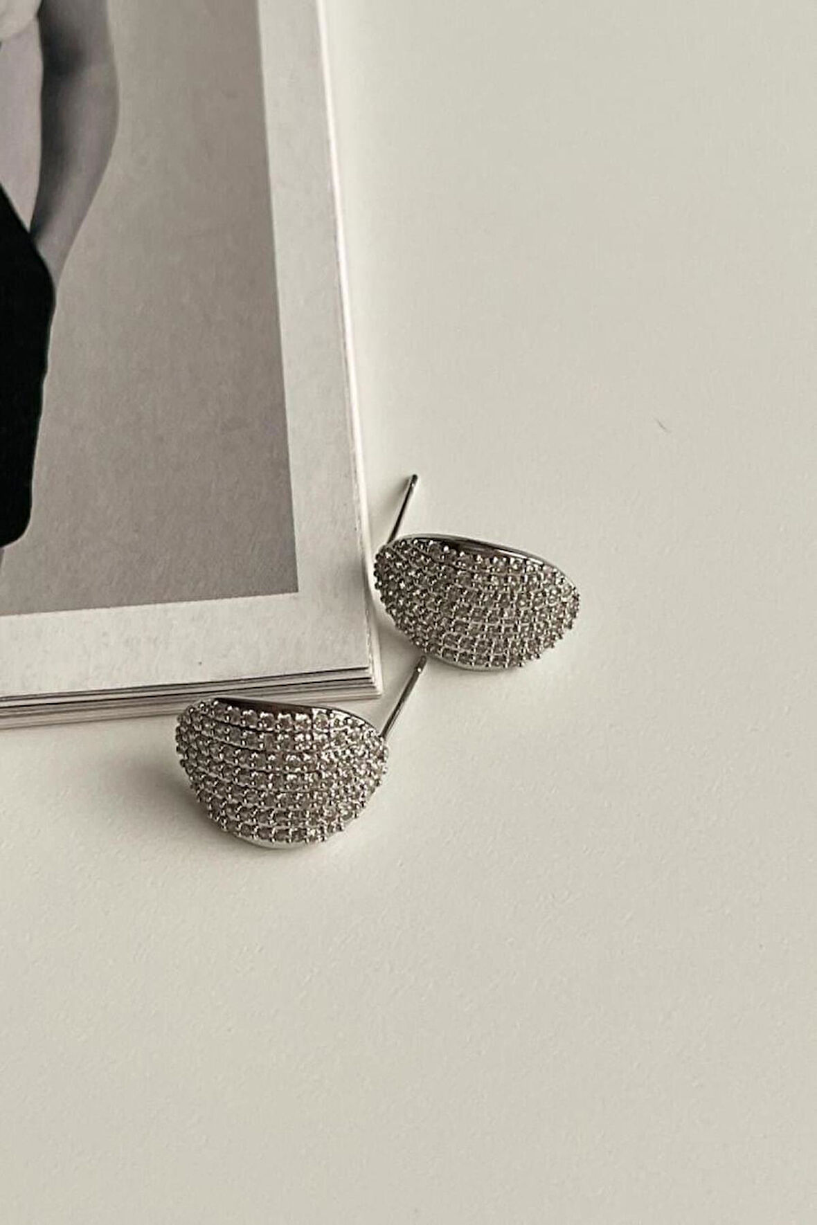 Özel Seri Gümüş Renk Zirkon Taşlı Vip Oval Küpe (1.60 Cm)