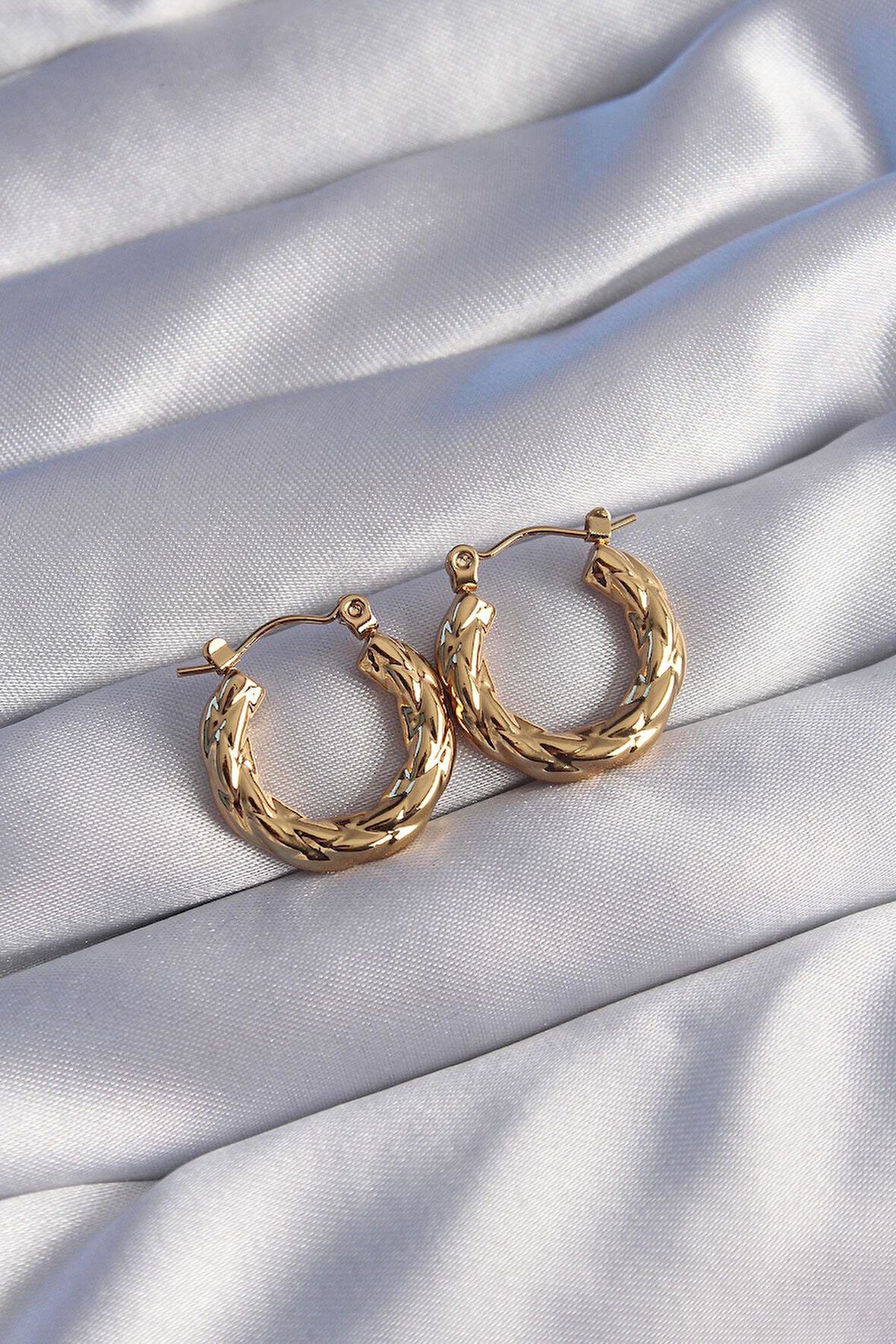 Çelik Gold Renk Burgu Görünüm Oval Küpe