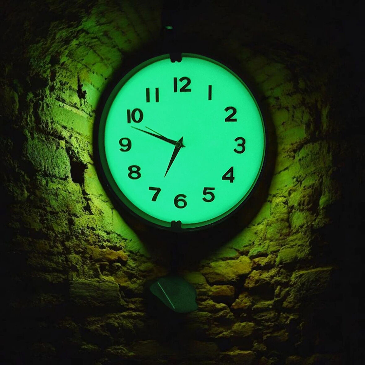 Fosforlu 3D Kabartma Rakam Karanlıkta Parlayan Duvar Saati Siyah Çap 32 cm