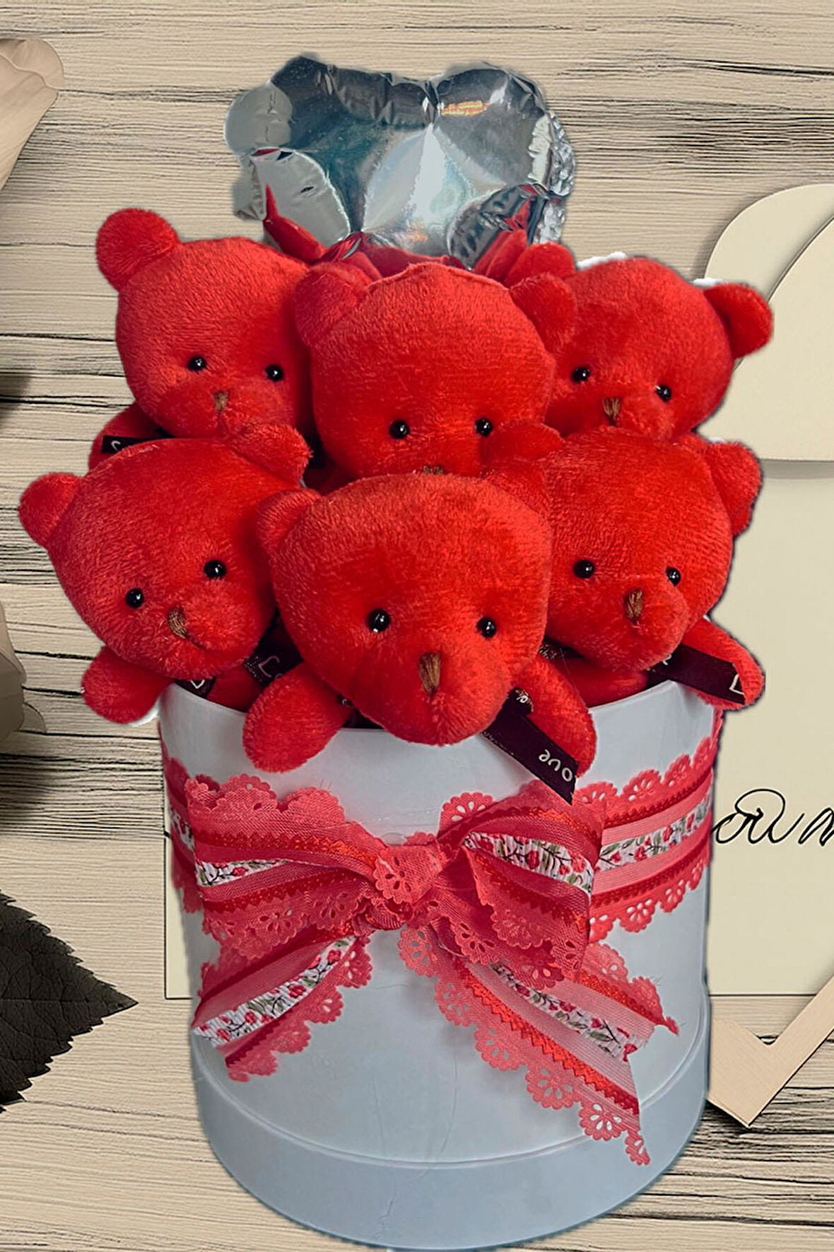 Premium Silindir Hediye Kutusunda, Kalpli Balonlu 6’lı Kırmızı Ayıcık Buketi